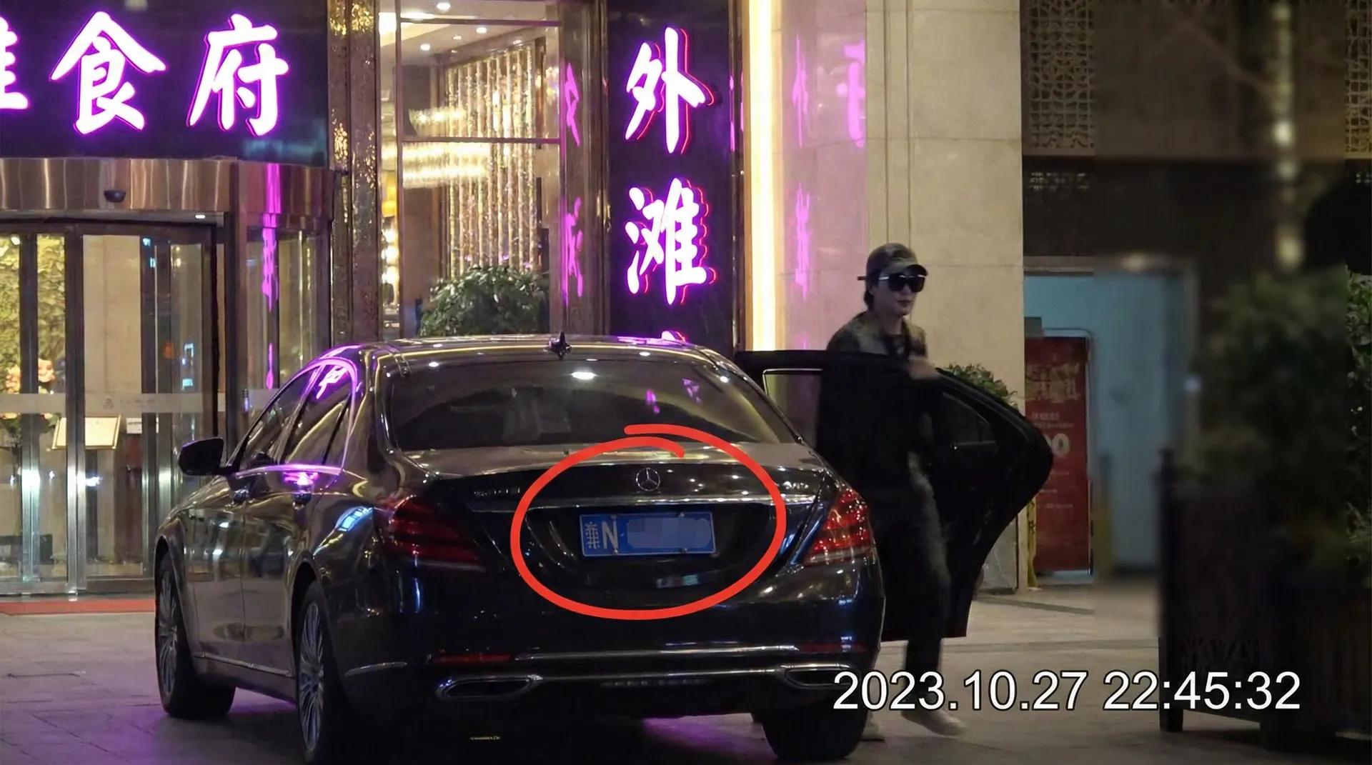51黑料网 - 豪车餐厅外偷拍